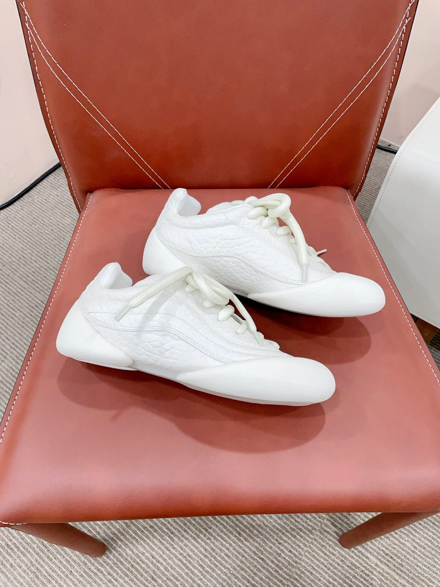 👟👟Ex-factory price 620👟👟 *✅MCQUEEN/Alexander McQueen 24/The latest Flexion series of autumn and winter retro casual sneakers. Original purchase, development and production. This Flexion Off white tone grain leather low-top sneaker uses laces of different sizes and is matched with a lightweight segmented sole inspired by anatomy. The reverse skull pattern is embossed on the heel. Fabric: Original custom imported first-layer cowhide. Lining: Custom imported breathable mesh lining. Sole: Original molded non-slip TPU material. Sole thickness: 2CM. 𝙎𝙞𝙯𝙚: 35-40 women / 39-45 men (customized for 40 women and 45 men) 𝙋𝙧𝙞𝙘𝙚(Men’s size +10) Extremely cost-effective factory price, no negotiation